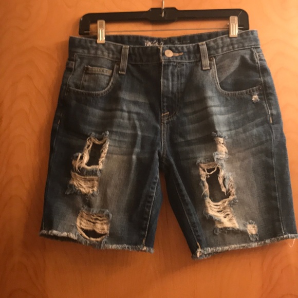 Cut off jean shorts with the with worn look - Picture 2 of 5